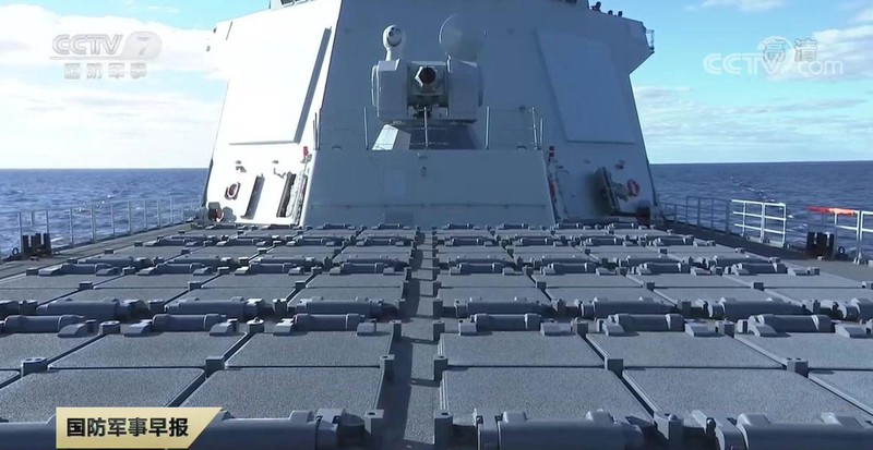 Hệ thống phóng tên lửa thẳng đứng trên tàu Type 055 Nam Xương (Ảnh: CCTV).