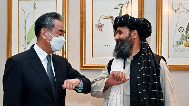 Ngoại trưởng Trung Quốc Vương Nghị gặp Phó Thủ tướng lâm thời Taliban Afghanistan tại Qatar (Ảnh: Dwnews).