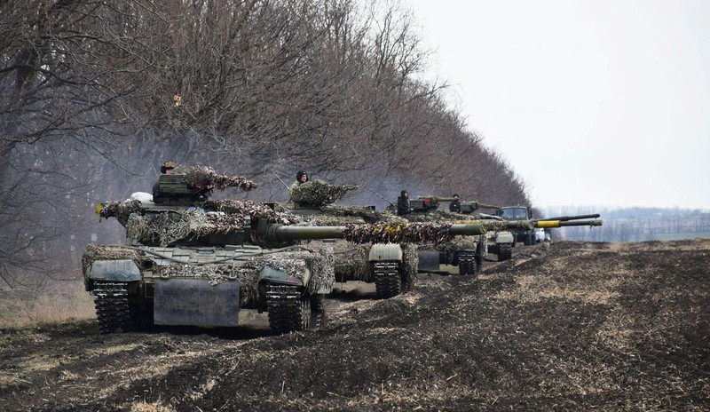 Xe tăng của quân đội Ukraine bố trí ở gần biên giới với Nga (Ảnh: Reuters).