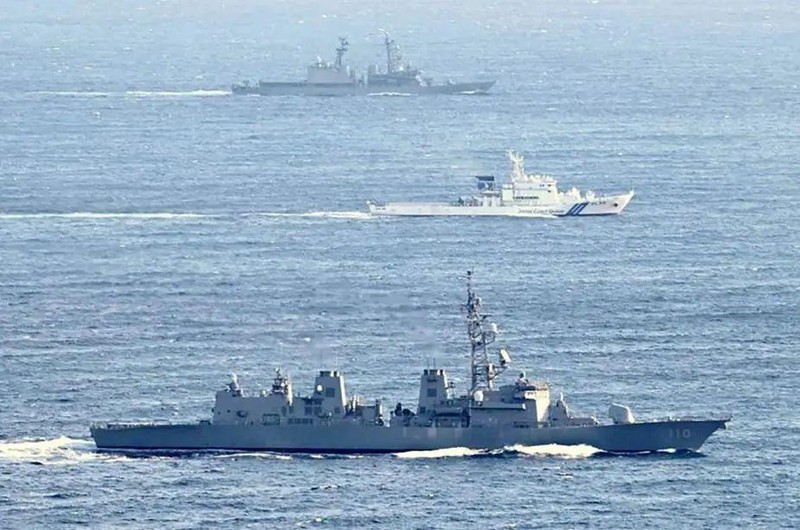 Tàu tuần tra của Cảnh sát biển Nhật (giữa) hôm 22/12 tập trận chung với tàu hộ vệ của Hải quân ngăn cản tàu Trung Quốc đến gần Quần đảo Senkaku/Điếu Ngư (Ảnh: QQ).
