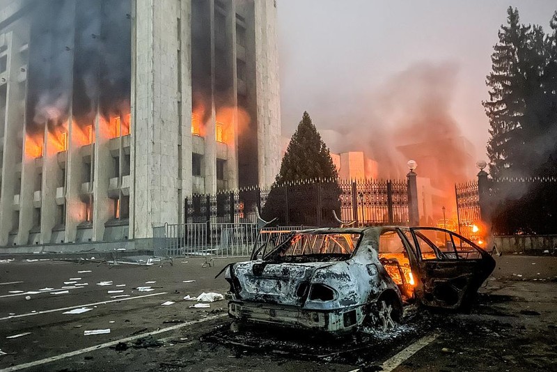 Trụ sở chính quyền và xe cảnh sát bị đốt ở thành phố Almaty (Ảnh: Đông Phương).