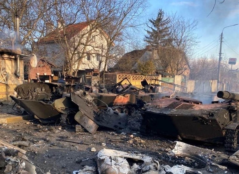 Các xe thiết giáp của Nga bị bắn cháy ở thị trấn Butcha, ngoại ô Kiev (Ảnh: ETtoday).