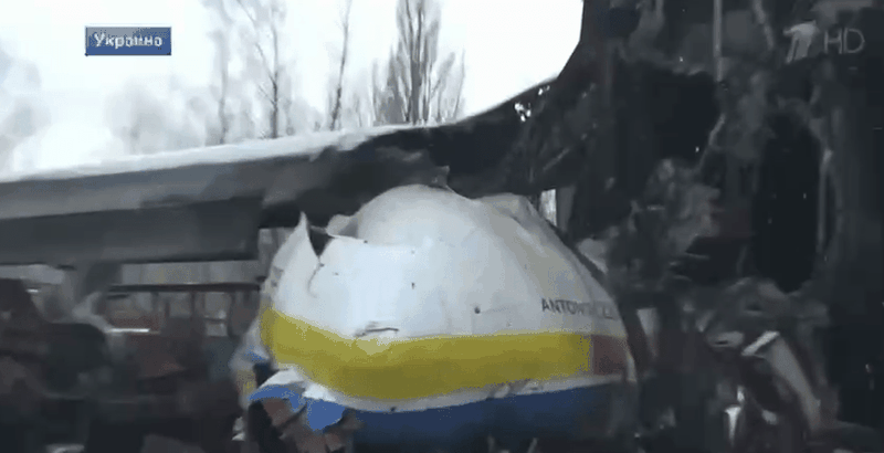Phần đầu chiếc AN-225 bị phá nát (Ảnh trích video của Russia-1).
