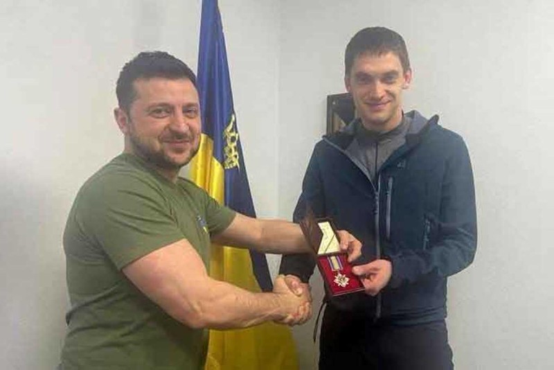 Ông Zelensky trao huân chương cho ông Ivan Fedorov sau khi được trao trả (Ảnh: Chinapress).
