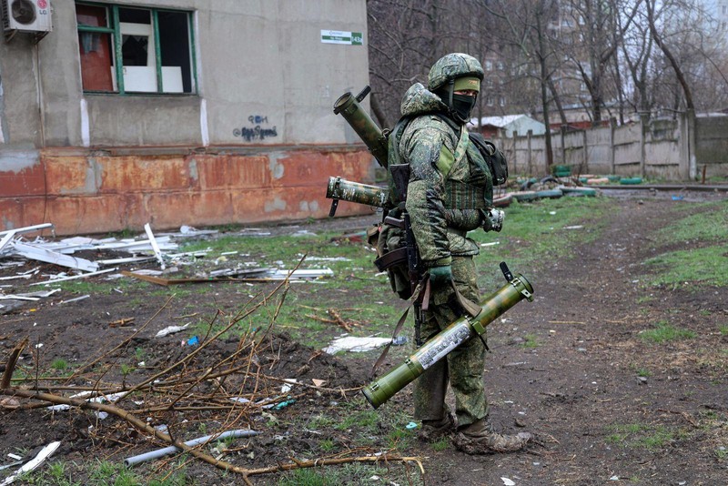 Quân đội Nga đã kiểm soát hầu hết thành phố Mariupol. Tronh ảnh: một dân quân Donetsk thân Nga với một số vũ khí thu được của Quân đội Ukraine (Ảnh: AP).
