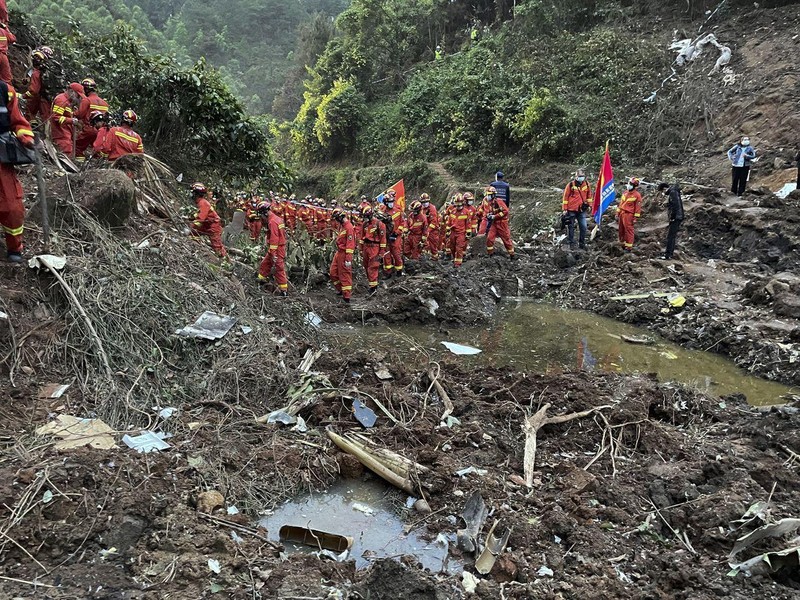 Hiện trường nơi chiếc máy bay MU5735 của hãng China Eastern Airlines đâm xuống đất (Ảnh WSJ).