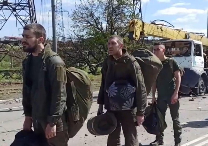 Những lính Ukraine cuối cùng cố thủ trong Nhà máy thép Azovstal ra đầu hàng quân đội Nga (Ảnh: Sohu).