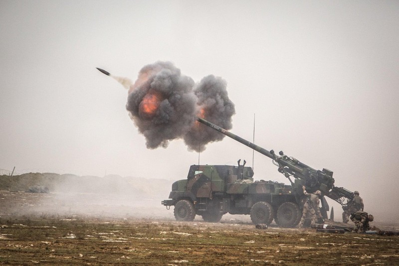 Hai khẩu pháo tự hành bánh lốp Caesar của Pháp viện trợ Ukraine đã bị lọt vào tay người Nga (Ảnh: Twitter).