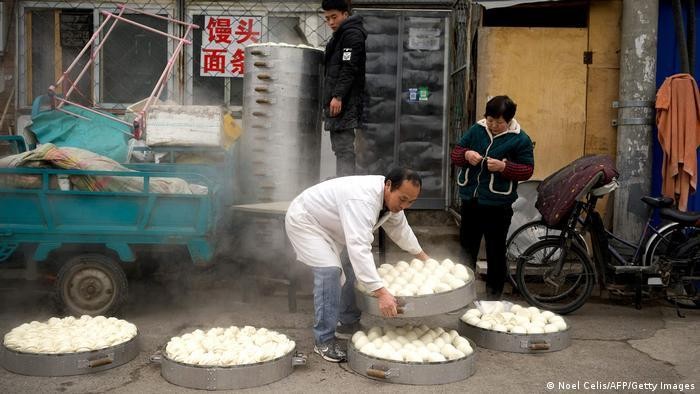 Từ đầu tháng 6 Thượng Hải bỏ phong tỏa nhưng chưa cho phép dịch vụ ăn uống hoạt động, các nhà hàng trăn trở tìm cách để tồn tại (Ảnh: Deutsche Welle)