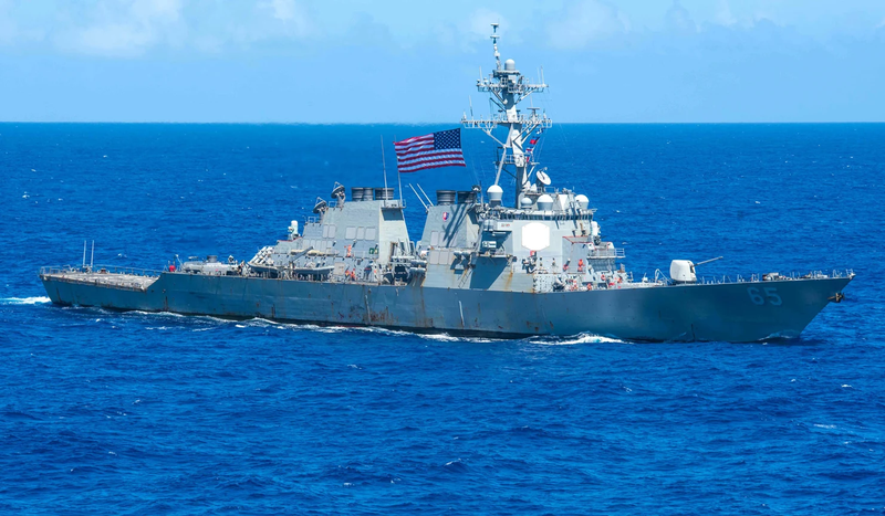 Trong nửa đầu tháng 7, tàu USS Benfold của Mỹ hai lần áp sát các đảo Trung Quốc chiếm đóng trái phép trên Biển Đông (Ảnh: HĐ7).