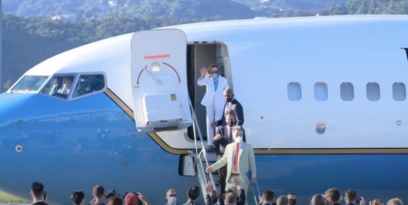 Bà Pelosi lên máy bay rời sân bay Tùng Sơm, Đài Bắc (Ảnh: Guancha).