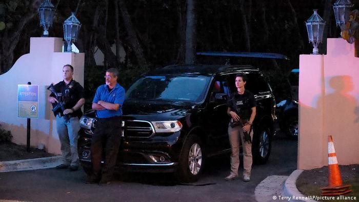 Các nhân viên Cục Điều tra Liên bang (FBI) canh gác cổng dinh thự Mar-a-Lago của ông Trump sáng ngày 8/8 (Ảnh: AP).