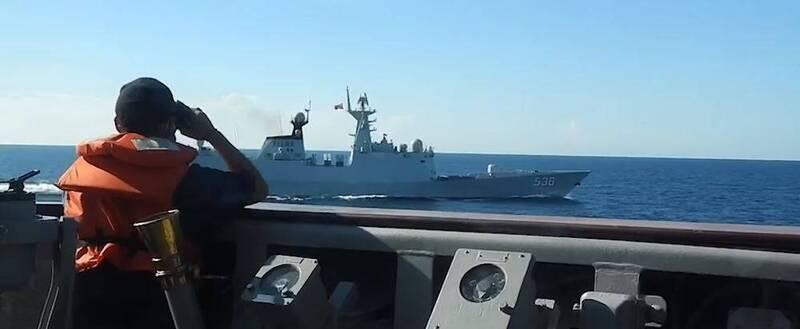 Hải quân lực lượng phòng vệ Đài Loan giám sát tàu PLA ở khoảng cách gần (Ảnh: LTN).