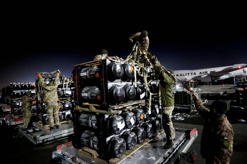 Mỹ đã viện trợ số lượng rất lớn tên lửa chống tăng vác vai Javelin cho Ukraine, một phần được cho là đã bị mang bán trên chợ đen (Ảnh: Guancha).