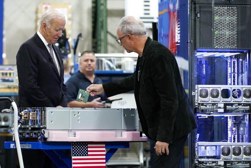 Tổng thống Biden đã biến chip thành công cụ để kìm hãm Trung Quốc (Ảnh: AP).