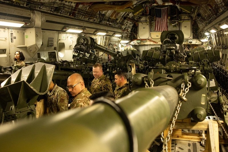 Vũ khí cùng chuyên gia quân sự Mỹ được vận chuyển tới Ukraine (Ảnh: QQ).