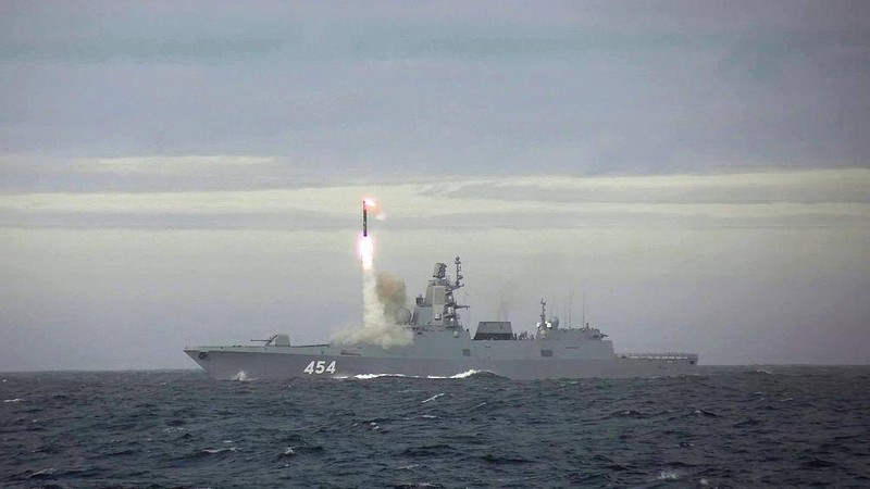 Tàu Đô đốc Gorshkov phóng thử tên lửa Zircon trên biển Barent (Ảnh: Guancha).