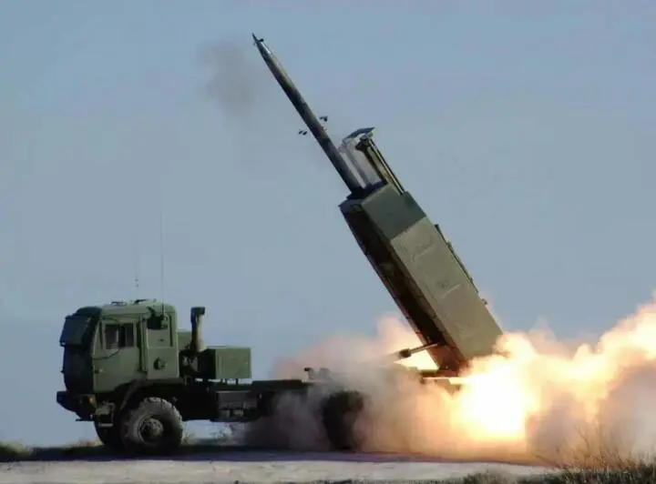 Dàn phóng tên lửa nhiều nòng cơ động cao M-142 HIMARS Mỹ viện trợ Ukraine nhưng không phải cho không (Ảnh: Sohu).