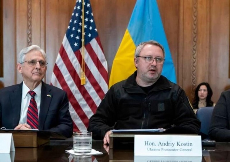 Bộ trưởng Tư pháp Mỹ Garrland (trái) và Viện trưởng Kiểm sát Ukraine Kosstin gặp gỡ hôm 3/2 (Ảnh: AP).