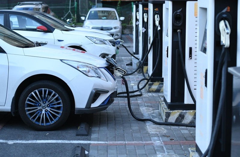 Giá dịch vụ sạc và giá điện tăng đang ảnh hưởng đến sự phát triển của ngành xe ô tô điện ở Trung Quốc (Ảnh: Hk01).