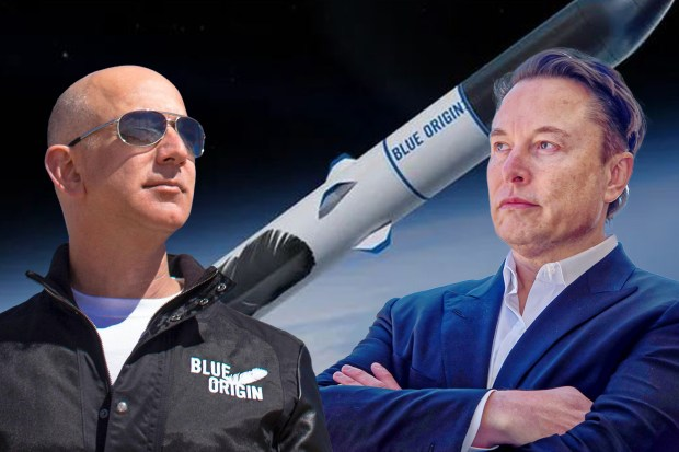Jeff Bezos (trái) đã giành chiến thắng trước Elon Musk khi giành được hợp đồng phóng tên lửa của NASA (Ảnh: Thesun)