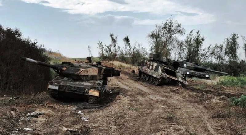 Một số xe tăng Lopard-2 của Ukraine bị bỏ lại chiến trường sau trận đánh (Ảnh: Sohu).