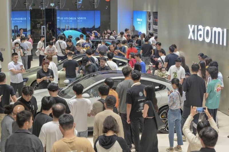 Các cửa hàng bán xe của Xiaomi đông nghịt khách sau khi ra mắt mẫu EV Xiaomi SU7 (Ảnh: CNS).