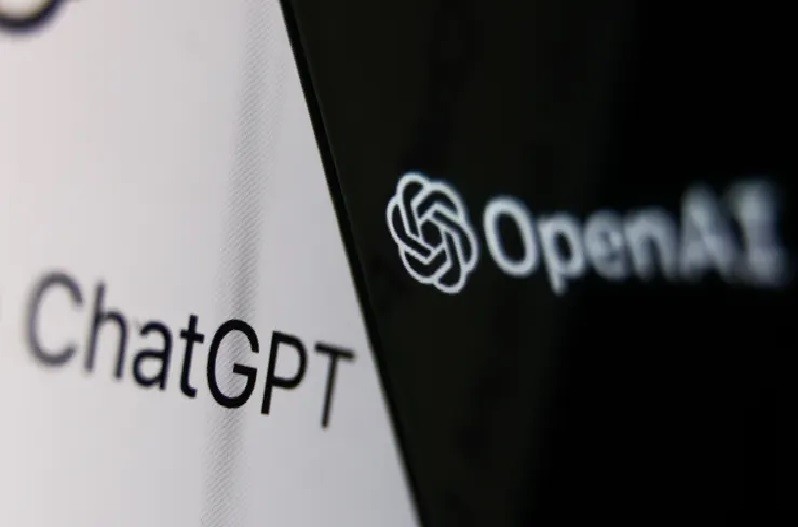  Logo OpenAI trên màn hình điện thoại của trang web ChatGPT trên màn hình máy tính xách tay (Ảnh: Getty)