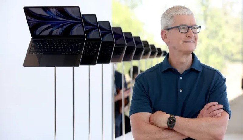 Giám đốc điều hành Apple Tim Cook xem màn hình của máy tính xách tay MacBook Air được thiết kế lại hoàn toàn mới trong WWDC22 tại Apple Park ngày 6/6/2022 ở Cupertino, California. Ảnh Justin Sullivan/Getty Images.