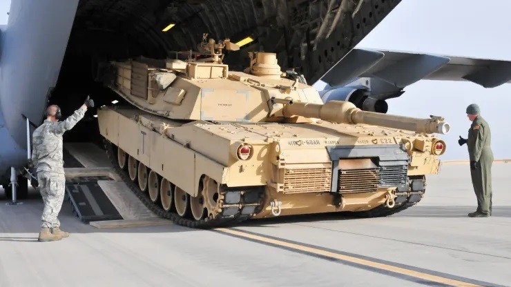 Xe tăng chủ lực M1A2 SEP (V2) Abrams đang được dỡ xuống tại sân bay Fort Carson. Ảnh Thượng sĩ nhất Grady Jones/Quân đội Mỹ/ Flickr CC