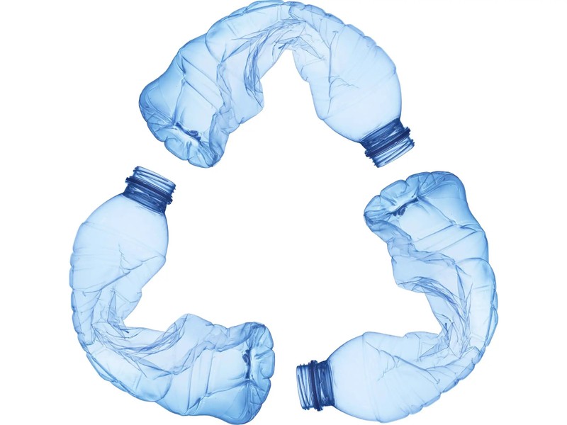 Chai đựng nước nhựa. Ảnh minh họa SciTech Daily.