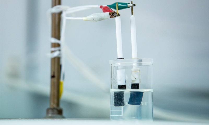 Thí nghiệm điện phân tách hydro - oxy từ nước biển của nhóm nghiên cứu tại RMIT, Úc. Ảnh RMIT