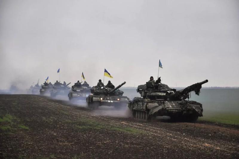 Các xe tăng T-72 quân đội Ukraine. Ảnh TopWar.