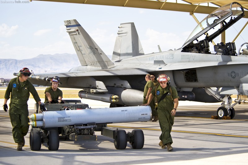 Máy bay chiến đấu Mỹ F/A-18 Hornet được lắp đạn rocket Zuni-127 mm.