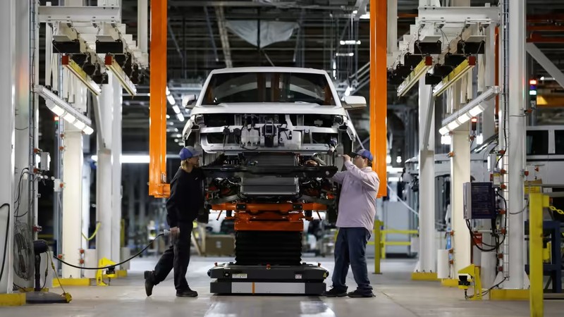 Công nhân lắp ráp một chiếc xe bán tải chạy điện tại nhà máy của Foxconn ở Lordstown, bang Ohio, Mỹ tháng 11/2022. © Reuters