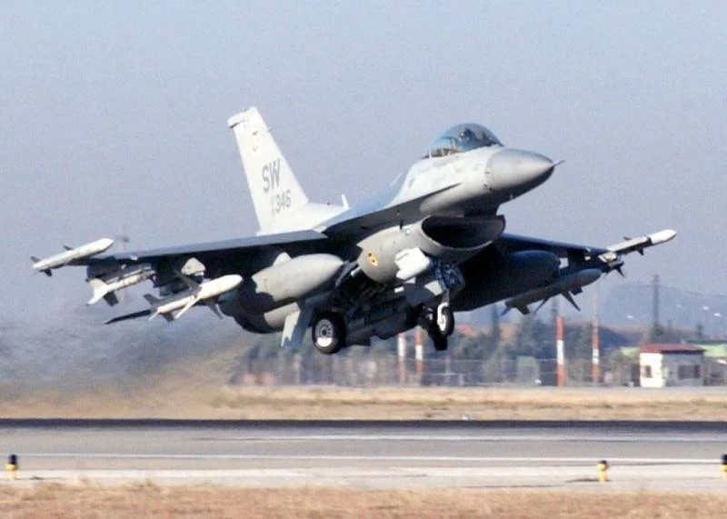 Máy bay tiêm kích đa năng F-16 do Mỹ sản xuất. Ảnh Military Ukraine. 