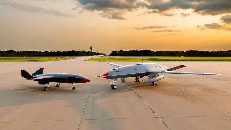 Hai máy bay không người lái (UAV) MQ-28 "Ghost Bat" và MQ-25 "Stingray" trên sân bay quân sự Mỹ. Ảnh Boeing Defense.