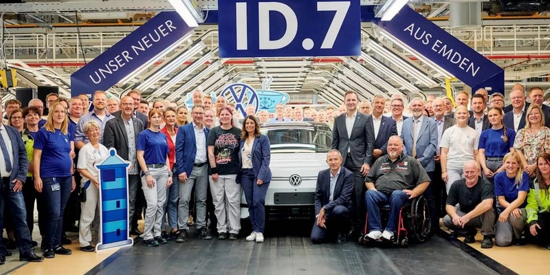 Công ty Volkswagen chào mừng sự kiện bắt đầu sản xuất EV sedan ID.7 ở Emden, Đức. Ảnh Volkswagen
