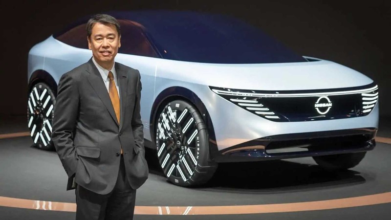 Giám đốc điều hành Nissan Makoto Uchida với mẫu xe điện ý tưởng Chill-Out. Ảnh Nissan
