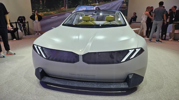 BMW giới thiệu mẫu xe điện ý tưởng Vision Neue Klasse, bước đột phá của công ty trong lĩnh vực xe điện (Ảnh: CNBC)