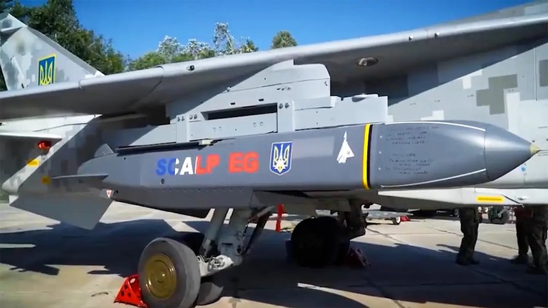 Máy bay ném bom Su- 24 Pencer của Ukraine, trang bị tên lửa hành trình SCALP-EG. Ảnh Army Recognition