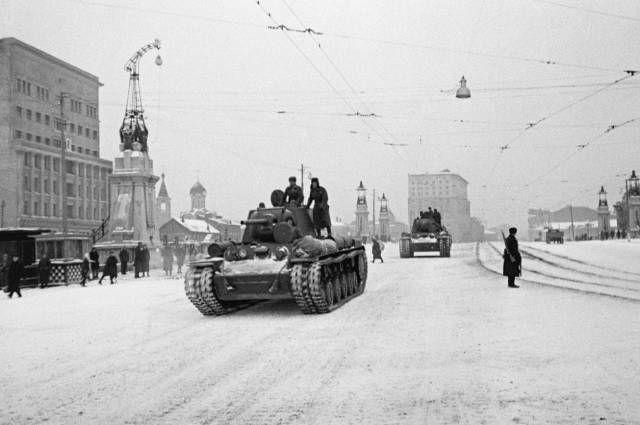 Từ Quảng trường Đỏ, Hồng quân Liên Xô đi thẳng ra chiến trường (Ảnh: AiF)
