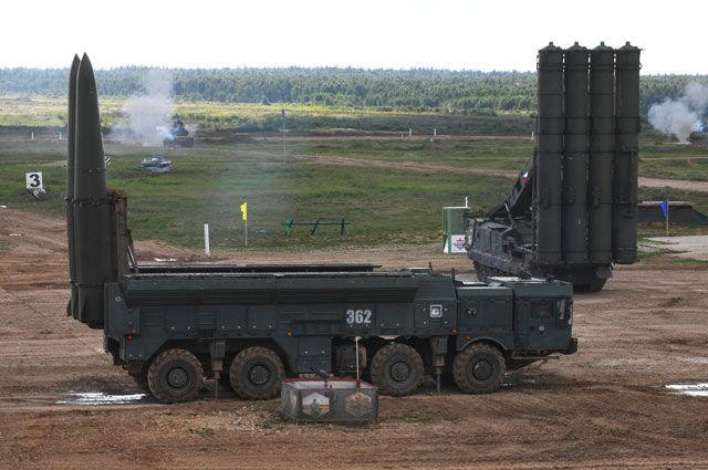 Hệ thống tên lửa Iskander -M (bên trái) của Nga tại triển lãm quân sự 2021 -Alabino Moscow
