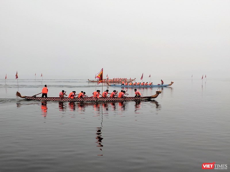 Lễ hội đua thuyền rồng đầu tiên tại Hà Nội thu hút hàng nghìn người đến xem
