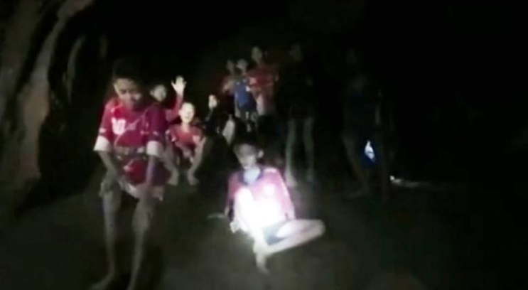 12 cậu bé và HLV của đội bóng nhí Thái Lan được tìm thấy an toàn trong một hang động. Ảnh: AP