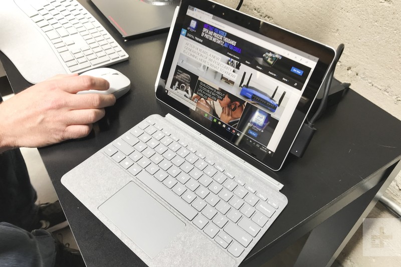 Surface Go mẫu máy tính bảng 2 trong 1 mới ra mắt của Microsoft. Ảnh: DT