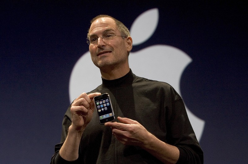 Steve Jobs giới thiệu chiếc iPhone đầu tiên vào năm 2007. Ảnh: Tom's Guide.
