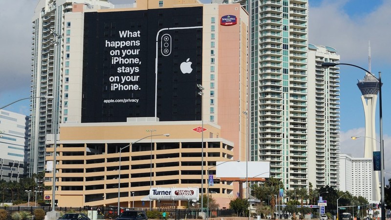 Tấm biển quảng cáo khổng lồ đặt tại một mặt khách sạn nhìn ra Trung tâm Hội nghị Las Vegas, nơi tổ chức Hội trợ Triển lãm Tiêu dùng CES, kèm thông điệp: “Điều gì xảy ra trên iPhone, sẽ ở lại trên iPhone”.