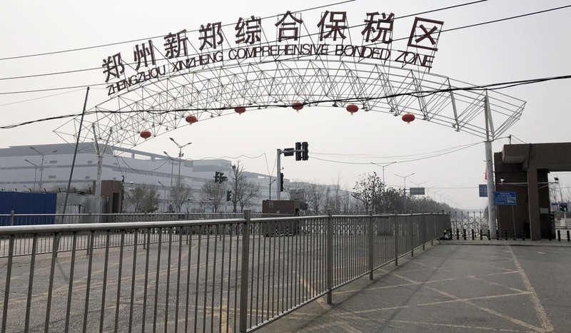 Cổng vào nhà máy sản xuất iPhone lớn nhất thế giới ở thành phố Trịnh Châu, Trung Quốc. Ảnh: SCMP