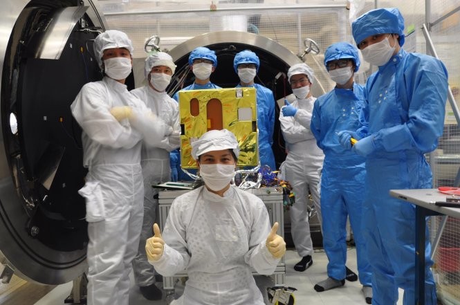 Nhóm kỹ sư và chuyên gia Việt Nam thử nghiệm vệ tinh Micro Dragon tại Viện Công nghệ vũ trụ, thuộc Viện hàn lâm Khoa học và công nghệ Việt Nam - Ảnh: Viện Công nghệ vũ trụ cung cấp